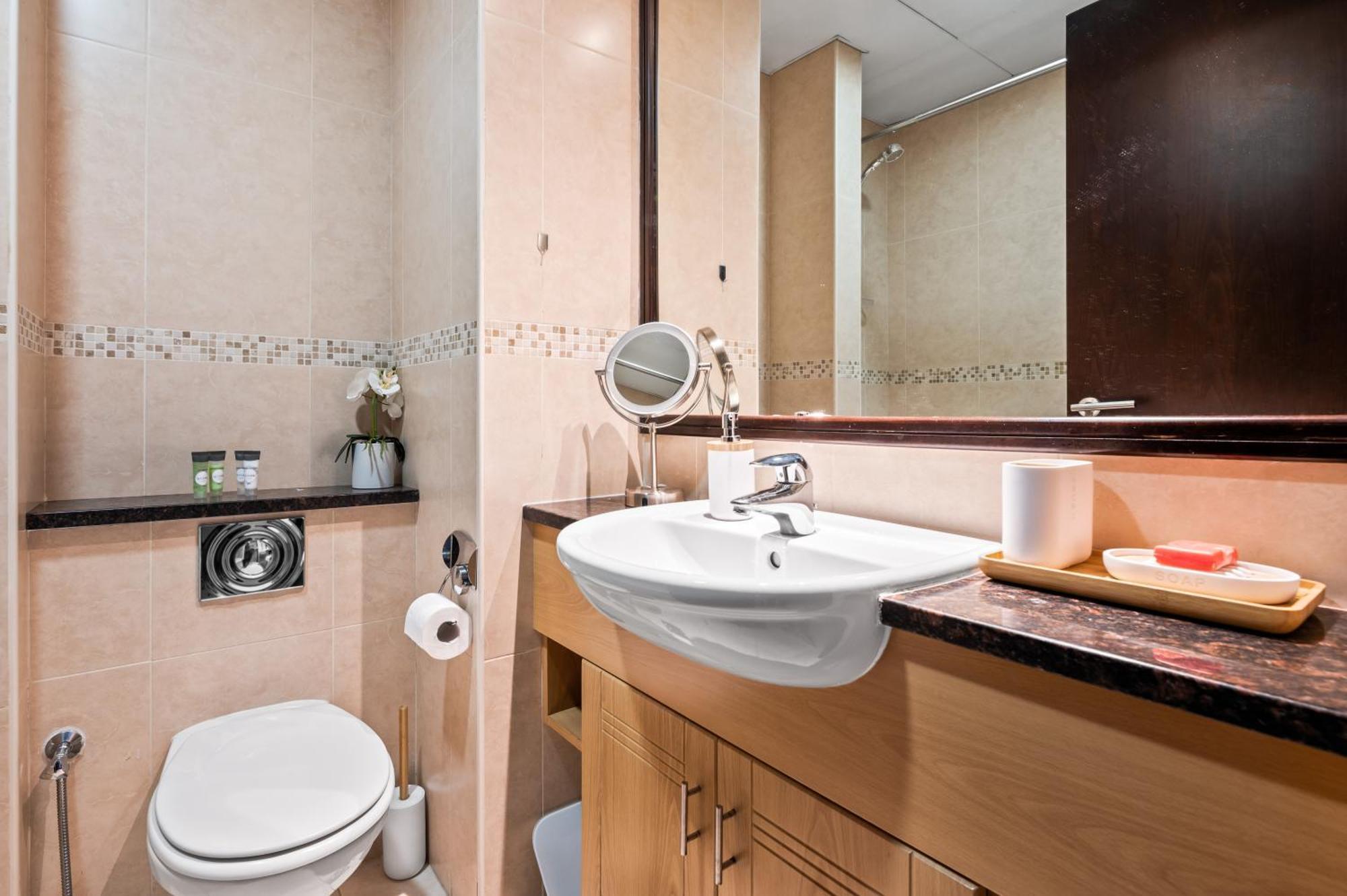 Upscale Studio Full Lake View In Goldcrest View Tower Dubai Exterior foto